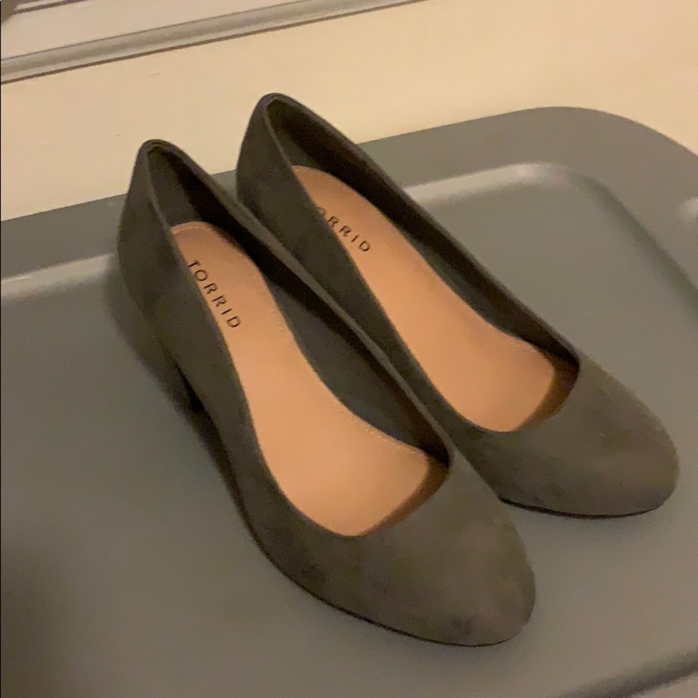 Suede grey pumps